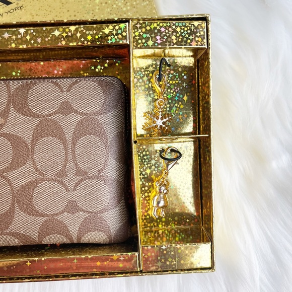 NWT Coach Signature Clutch Wristlet with Charms in A Gift Box - Picture 4 of 5